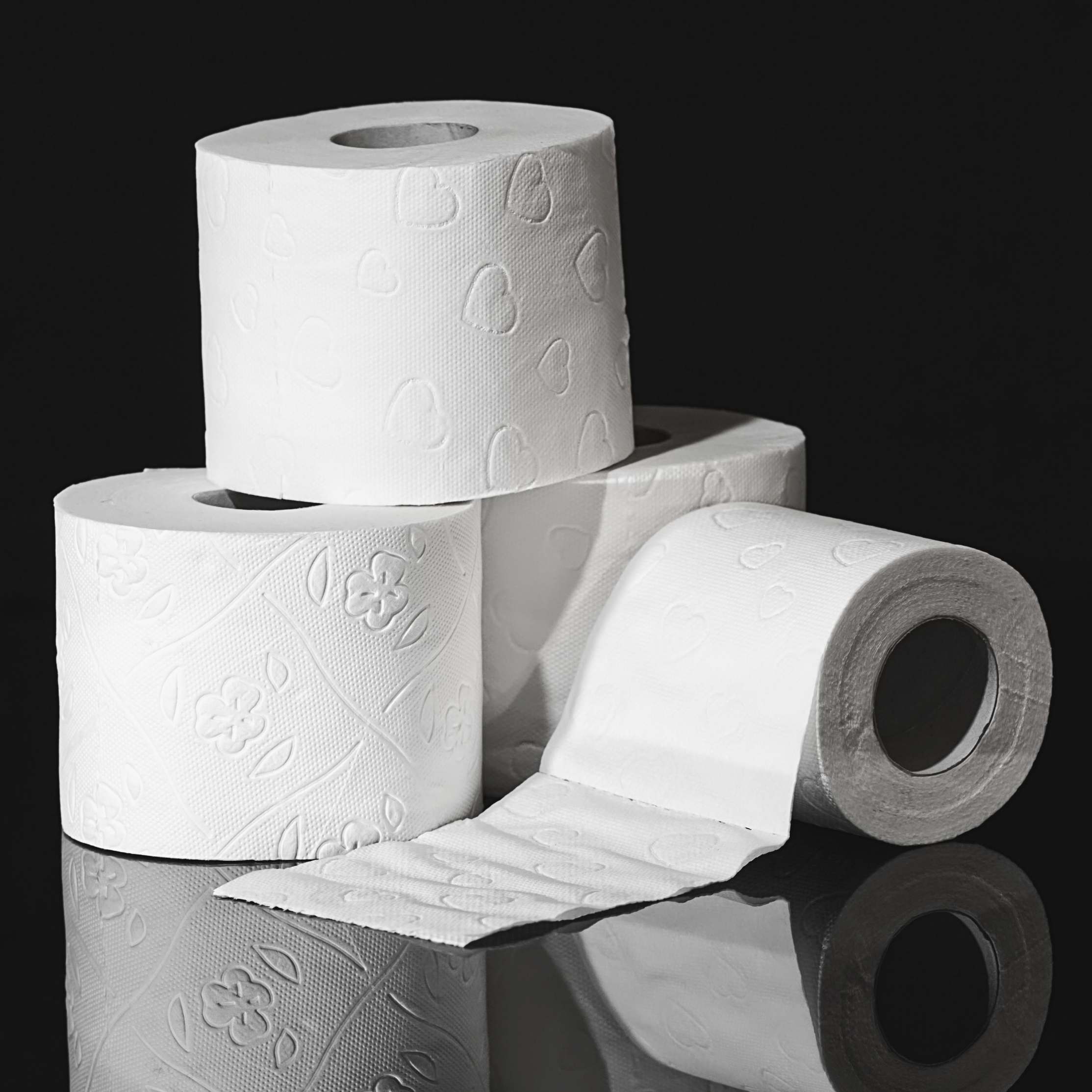 Papierschicht auf einer Holzoberfläche