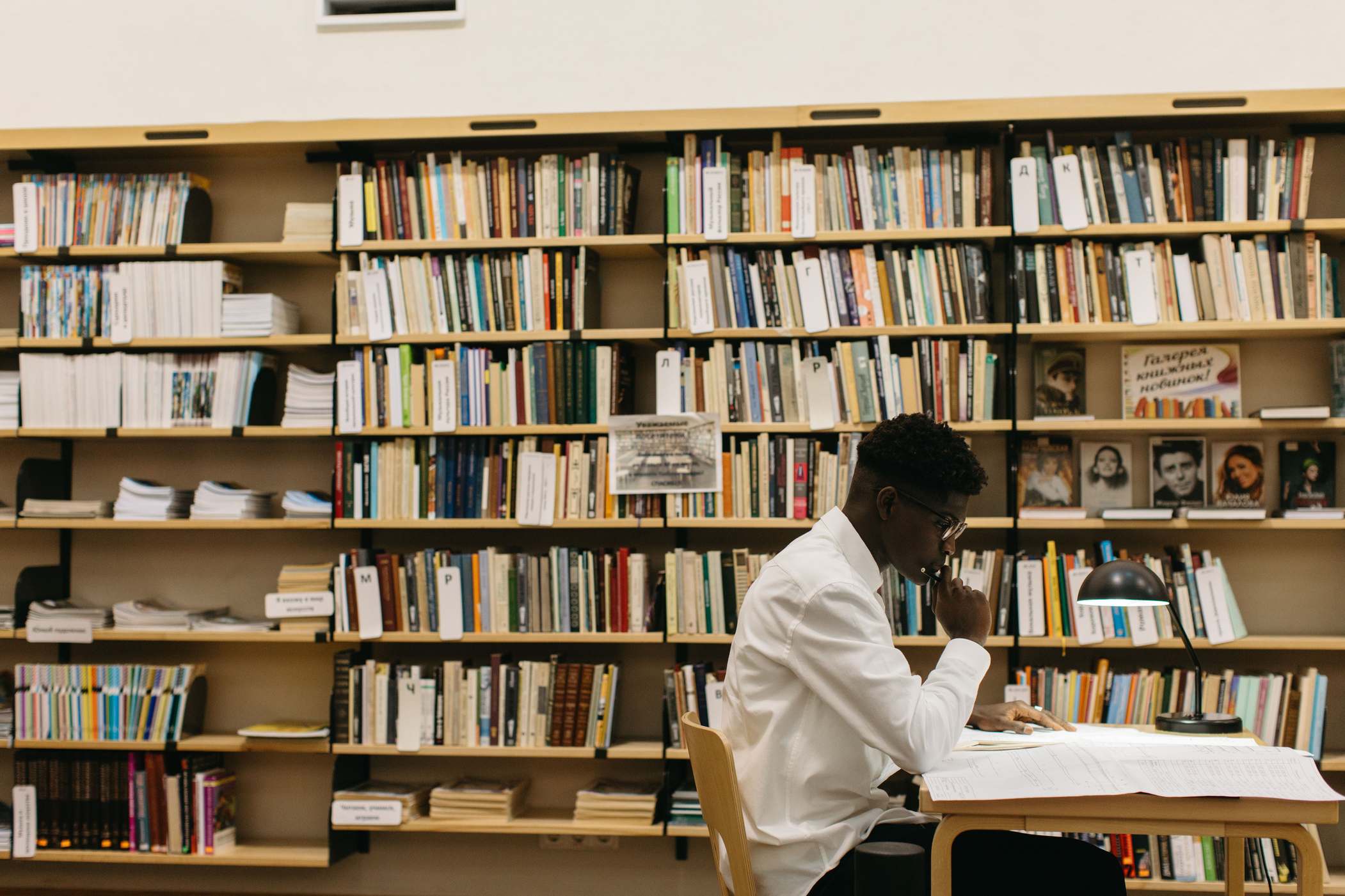Bücherregal in einem Lernraum mit Schreibtisch und Stuhl